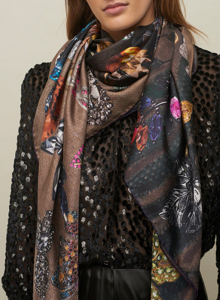 THE COLETTE SQUARE - Multicolour dark printed silk twill scarf - model