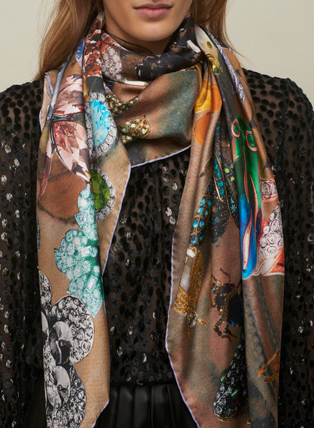 THE COLETTE SQUARE - Multicolour taupe printed silk twill scarf - model
