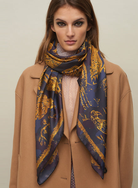 THE OISEAUX SQUARE - Purple and gold printed silk twill scarf - model