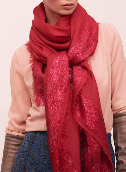 THE GILT SQUARE - Red cashmere scarf with red metallic Lurex border - model