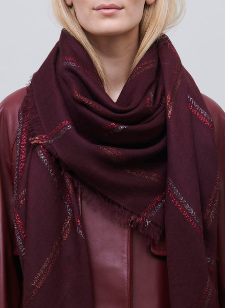 JANE CARR, THE LATTICE SQUARE - Burgundy cashmere scarf with metallic check - model 1