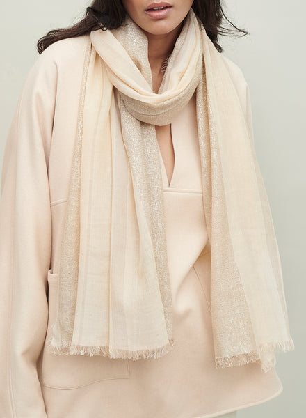 THE SOLITAIRE - Neutral striped cashmere and linen scarf with gold Lurex - model