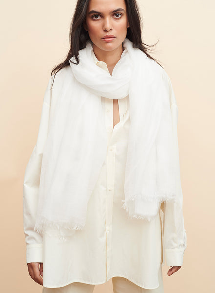 THE CLOUD - White sheer modal and cashmere-blend wrap - model
