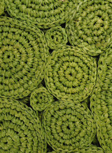 SET OF 2 FLEUR PLACEMATS - Pair of large, hand-woven raffia placemats in vegetable green - detail