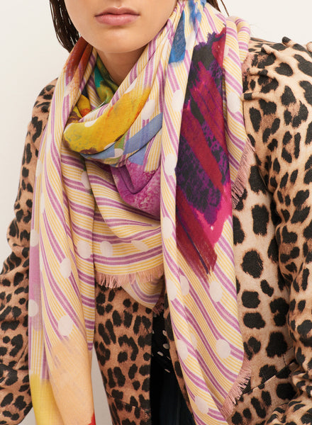 THE BECKETT SQUARE - Pastel multicolour printed modal cashmere scarf - model
