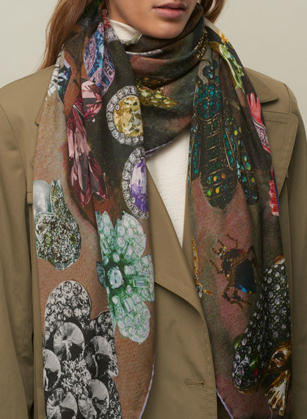 THE COLETTE SQUARE - Multicolour taupe printed modal and cashmere scarf - model