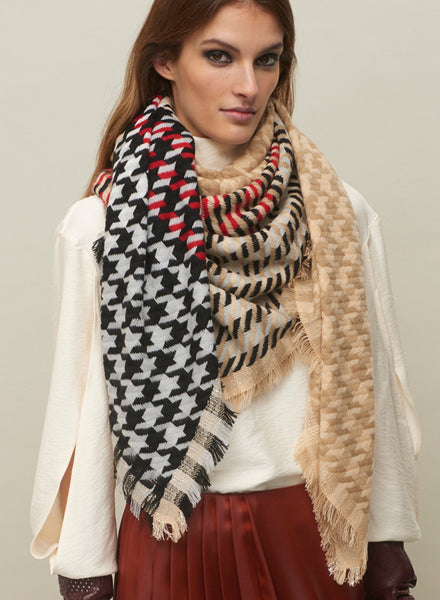 THE HOUNDSTOOTH SQUARE - Multicolour beige checked lambswool cashmere scarf with Lurex detail - model