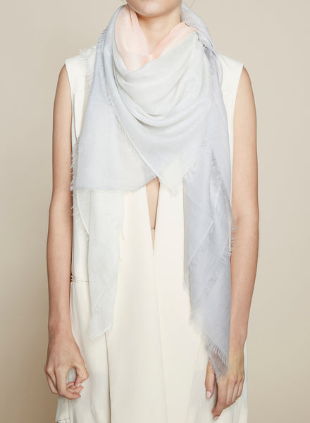 THE WAVE CARRÉ - Grey, pink and white hand painted cashmere dégradé square - model