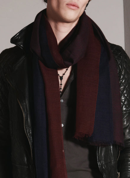THE DOUBLE - Navy and burgundy dual weave pure cashmere woven scarf - model
