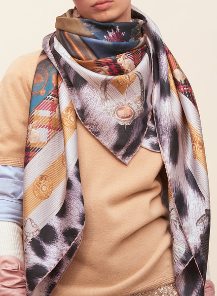 THE HIGHLANDER SQUARE - Multicolour printed silk twill scarf - model