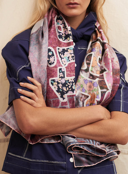 THE FREDDIE SQUARE - Burgundy multicoloured printed silk twill scarf - model