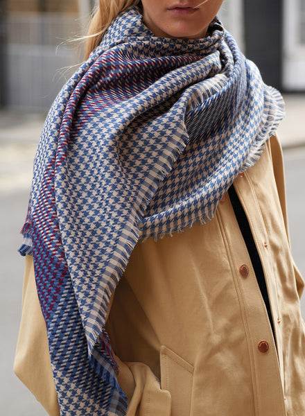 THE PICNIC SQUARE - Blue and burgundy checked modal and cotton scarf - model