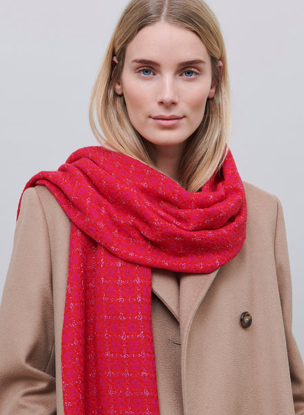 JANE CARR, THE TILE SCARF - Bright pink and red checked cashmere scarf with silver Lurex - model 1