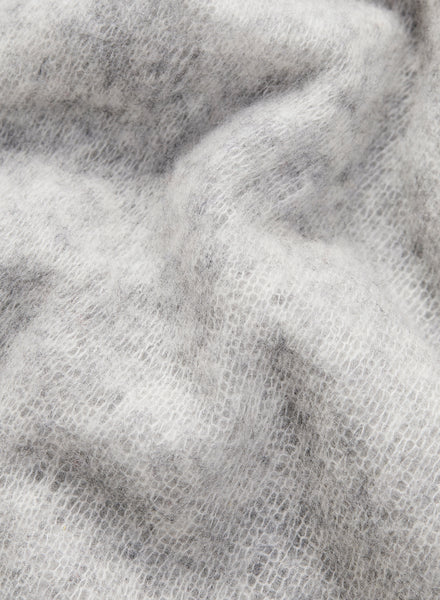 JANE CARR The Luxe in Mist, pale grey oversized cashmere knit wrap – detail