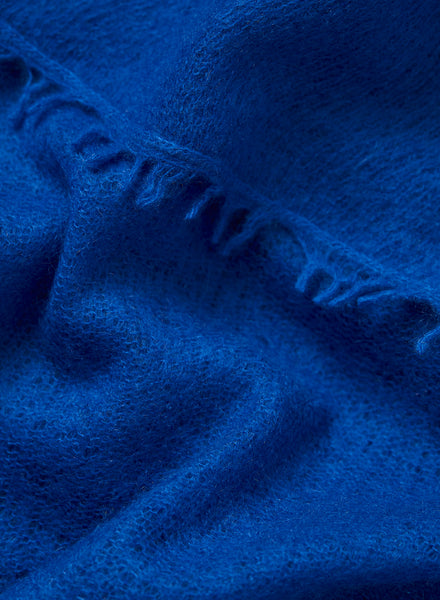 JANE CARR, THE LUXE - Royal blue oversized cashmere knit wrap - detail