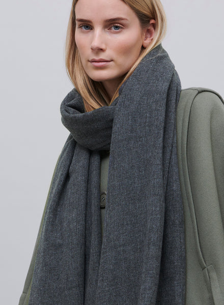 JANE CARR - THE FRAY SCARF - Dark grey woven pure cashmere scarf - model 1