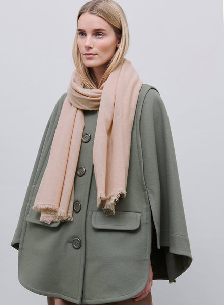JANE CARR - THE FRAY SCARF - Pale pink woven pure cashmere scarf - model