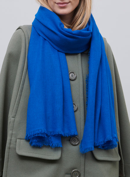 JANE CARR, THE FRAY SCARF - Royal blue woven pure cashmere scarf - model