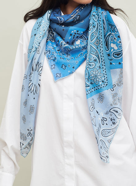 THE HANKIE SQUARE - Blue and white printed modal and cashmere scarf - model