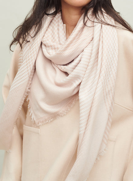 THE JENGA SQUARE - Beige two tone houndstooth modal and cotton scarf - model