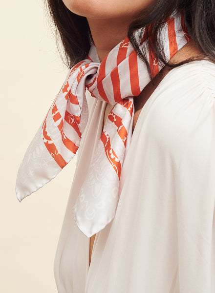 THE BRETON NECKERCHIEF - Red and off white printed silk twill scarf - model