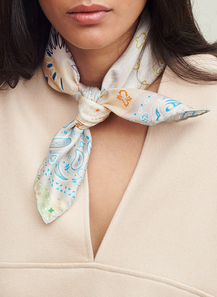 THE HANKIE NECKERCHIEF - Neutral multicolour printed silk twill scarf - model