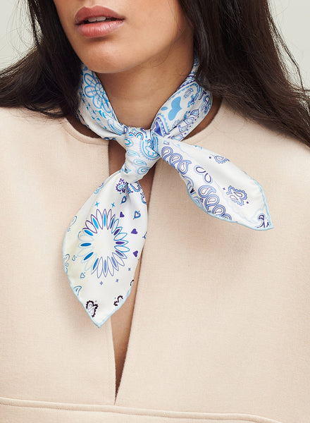 THE HANKIE NECKERCHIEF - White and blue printed silk twill scarf - model