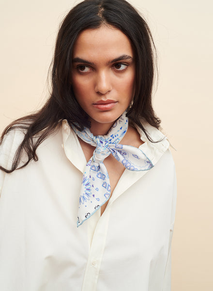THE HANKIE NECKERCHIEF - White and blue printed cotton and silk scarf - model