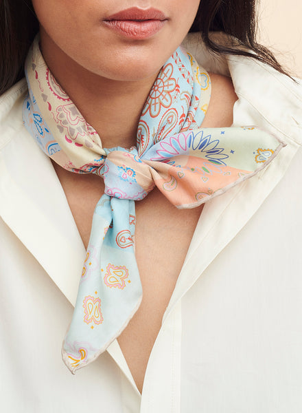 THE HANKIE NECKERCHIEF - Pastel multicolour printed cotton and silk scarf - model