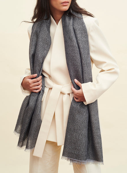 THE SUMMER COSMOS SCARF - Dark grey cashmere and linen scarf with silver Lurex - model 1