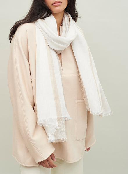 THE SOLITAIRE - White and beige striped cashmere and linen scarf with silver Lurex - model