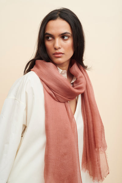 THE CLOUD - Terracotta sheer modal and cashmere-blend wrap - model