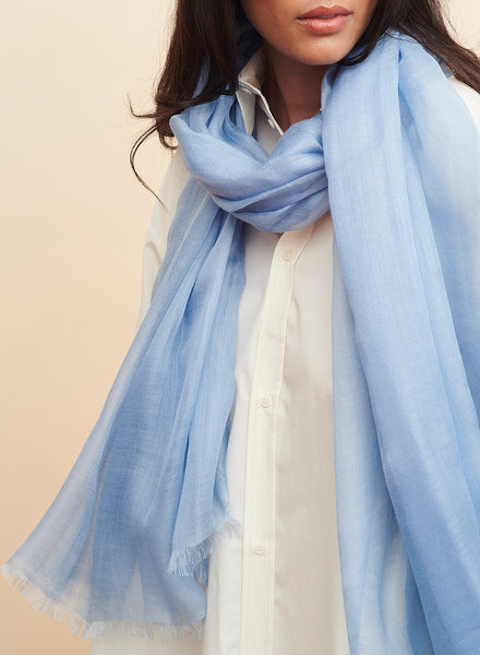 THE CLOUD - Blue sheer modal and cashmere-blend wrap - model