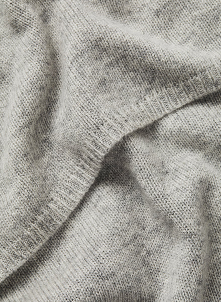 JANE CARR The Chelsea Scarf in Mist, pale grey knitted pure cashmere scarf – detail